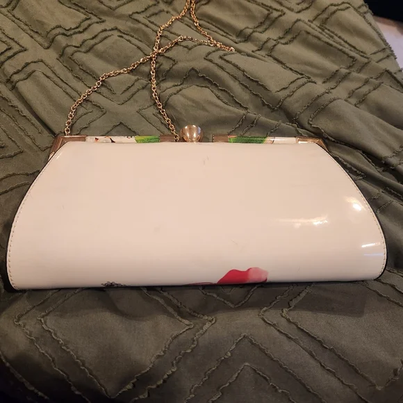 White floral bag. Can be carried as a clutch. Gold chain strap. - Picture 4 of 7
